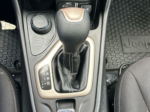 Used 2017 Jeep Cherokee Latitude w/ Cold Weather Group AWD/4WD image 19