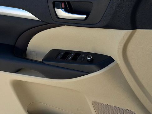 Used 2019 Toyota Highlander XLE image 21