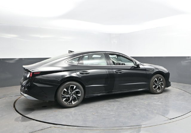 Used 2025 Hyundai Sonata SEL FWD image 2