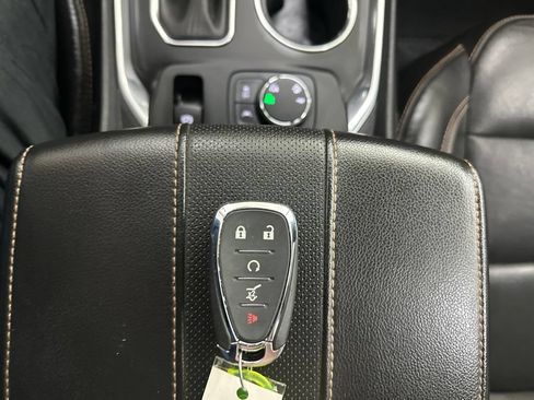 Used 2021 Chevrolet Traverse Premier w/ Redline Edition AWD/4WD image 37