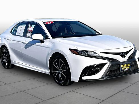 Used 2021 Toyota Camry SE image 2
