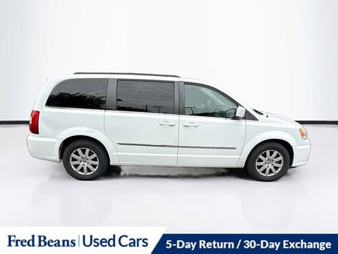 Used 2014 Chrysler Town & Country Touring FWD image 9