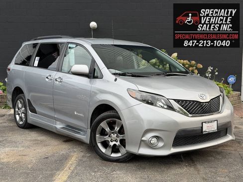 Used 2014 Toyota Sienna SE FWD image 4