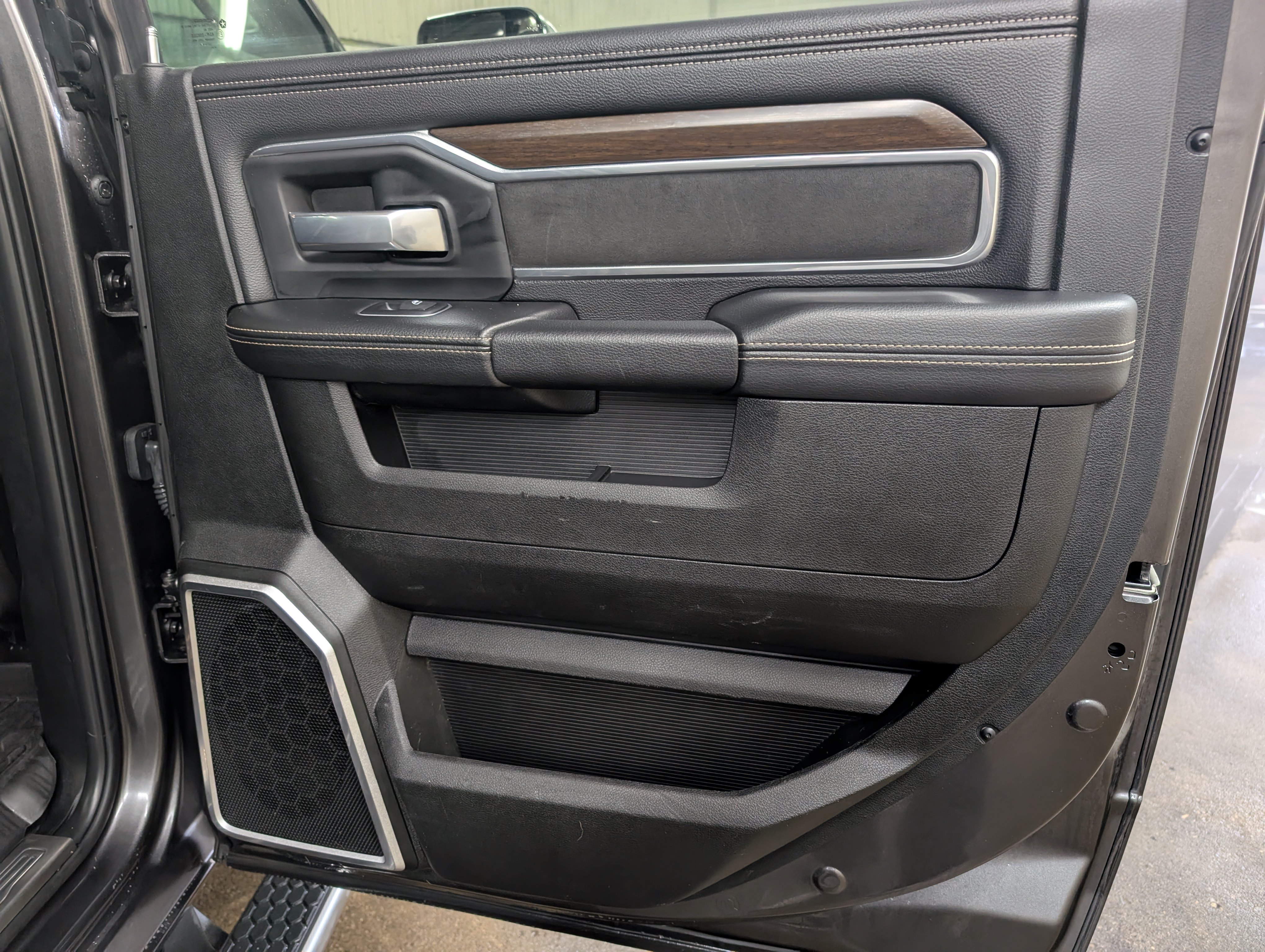 Used 2022 RAM 3500 Laramie AWD/4WD image 6