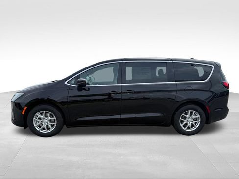 New 2027 Chrysler Pacifica Select FWD image 2