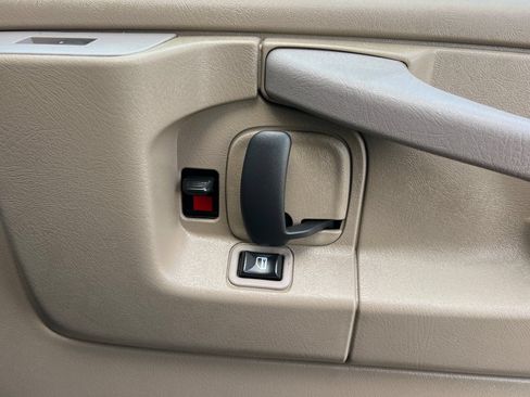 Used 2015 Chevrolet Express 4500 RWD image 19