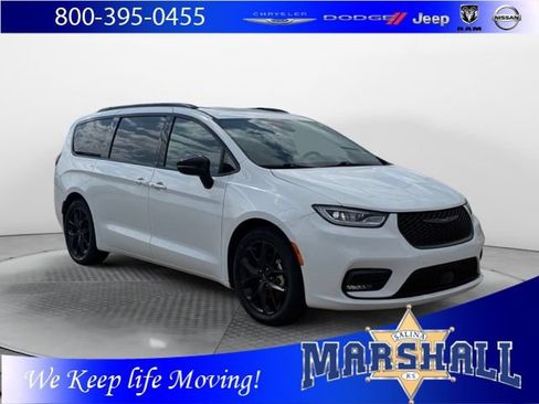 Used 2025 Chrysler Pacifica Limited FWD image 1