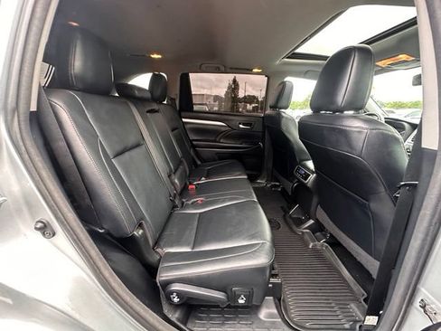 Used 2018 Toyota Highlander XLE AWD/4WD image 31