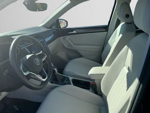 Used 2023 Volkswagen Tiguan SE w/ Panoramic Sunroof Package image 9