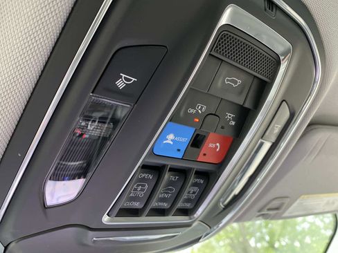 Used 2023 Jeep Grand Cherokee Limited AWD/4WD image 32