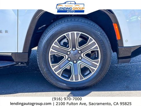 Used 2024 Jeep Wagoneer Series II w/ Flexible Seating Group RWD image 9