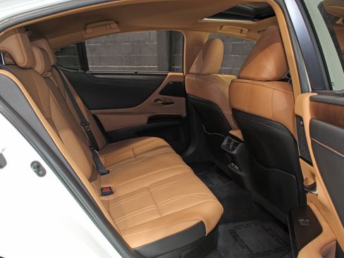 Used 2022 Lexus ES 300h Ultra Luxury w/ Accessory Package 2 FWD image 44
