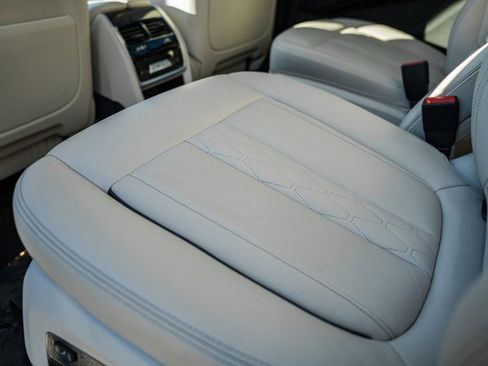 Used 2022 BMW X7 xDrive40i w/ Premium Package image 33