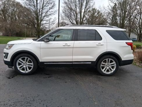 Used 2016 Ford Explorer XLT w/ Equipment Group 202A image 3
