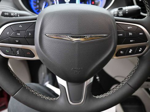 Used 2022 Chrysler Pacifica Touring-L image 6