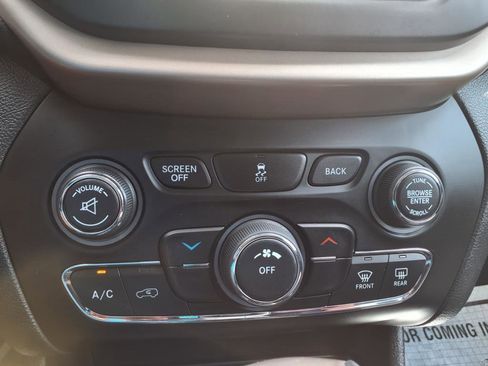 Used 2017 Jeep Cherokee Latitude w/ Cold Weather Group image 14