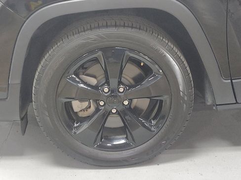 Used 2021 Jeep Cherokee Latitude Plus FWD image 31