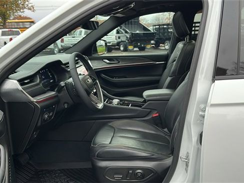 Used 2023 Jeep Grand Cherokee Overland image 9