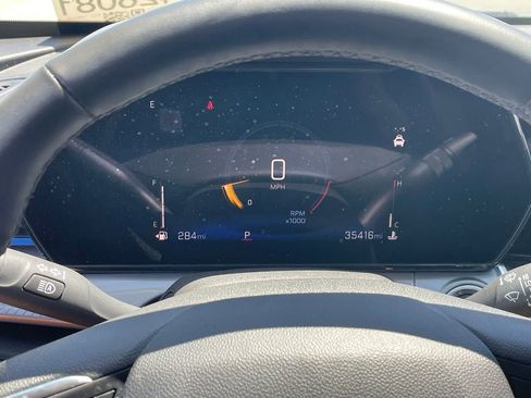 Used 2025 Chevrolet Trax LT w/ LT Convenience Package FWD image 10