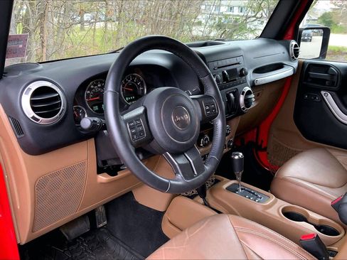 Used 2016 Jeep Wrangler Sahara w/ Connectivity Group AWD/4WD image 18