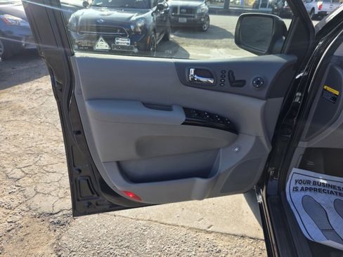 Used 2012 Kia Sedona EX w/ Luxury Pkg image 9