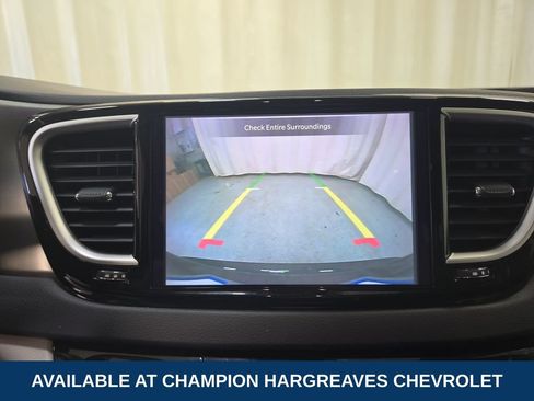 Used 2023 Chrysler Pacifica Touring-L FWD image 19