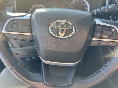 Used 2023 Toyota Highlander LE AWD/4WD image 10