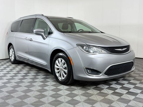 Used 2019 Chrysler Pacifica Touring-L image 7