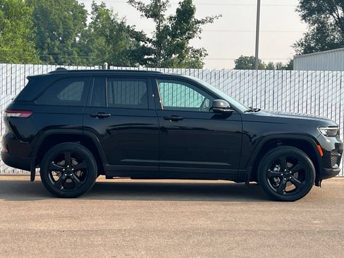 Used 2024 Jeep Grand Cherokee Altitude AWD/4WD image 3