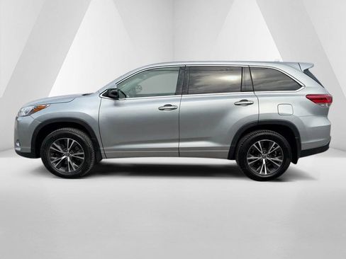 Used 2017 Toyota Highlander Plus w/ Carpet Mat Package image 4