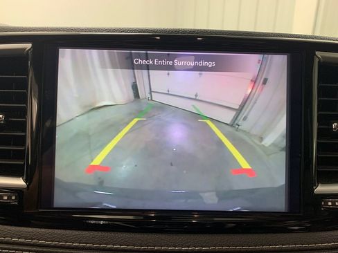 Used 2023 Chrysler Pacifica Limited FWD image 32