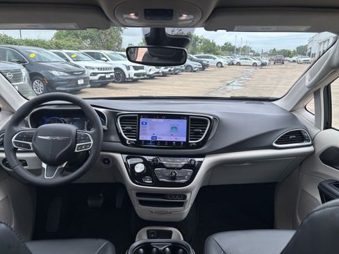 Used 2024 Chrysler Pacifica Touring-L image 33
