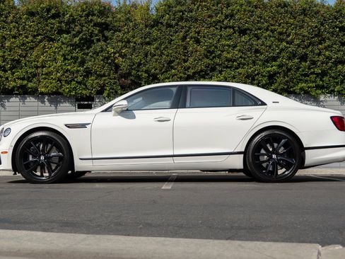 Used 2024 Bentley Flying Spur V8 image 23