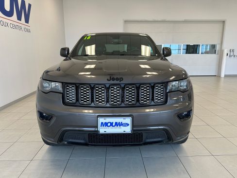 Used 2018 Jeep Grand Cherokee Altitude AWD/4WD image 3