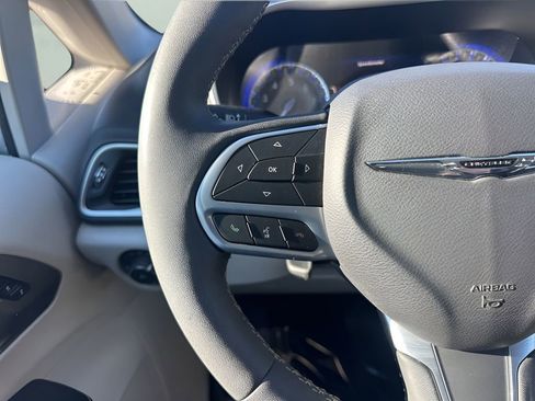 Used 2024 Chrysler Pacifica Touring-L image 16