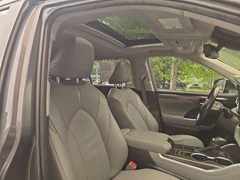 Used 2021 Toyota Highlander Limited AWD/4WD image 12