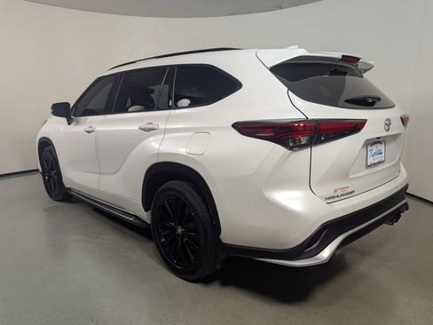 Used 2023 Toyota Highlander XSE FWD image 6