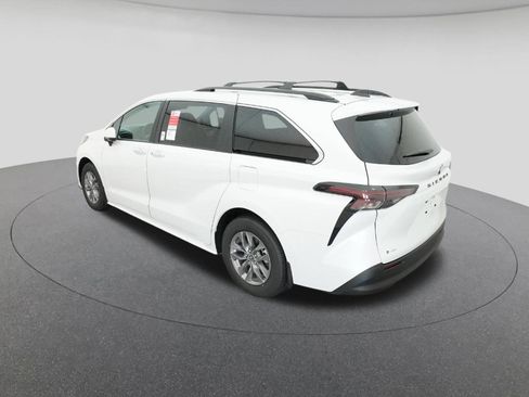 New 2026 Toyota Sienna XLE FWD image 5