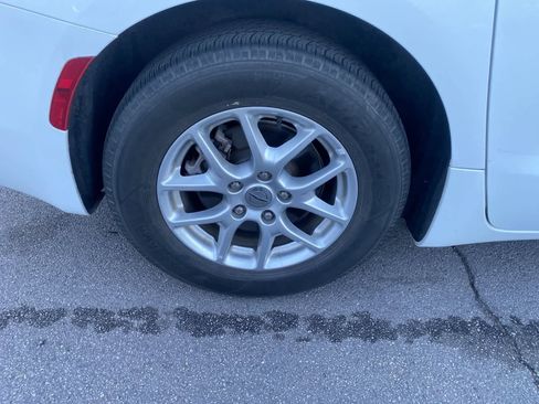 Used 2023 Chrysler Voyager LX image 5