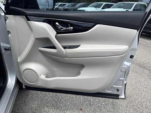 Used 2021 Nissan Rogue Sport SL FWD image 14