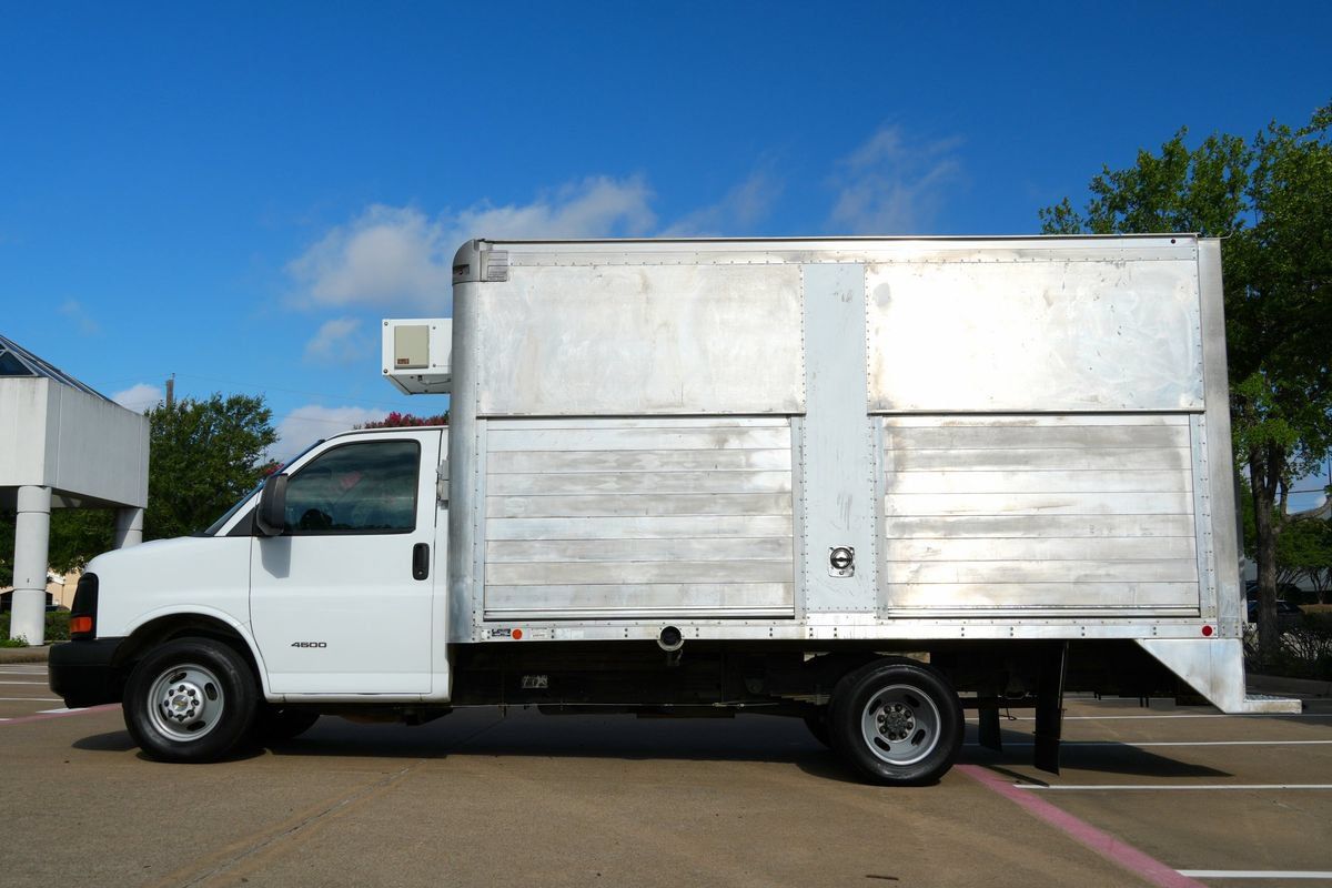 Used 2015 Chevrolet Express 4500 RWD image 16