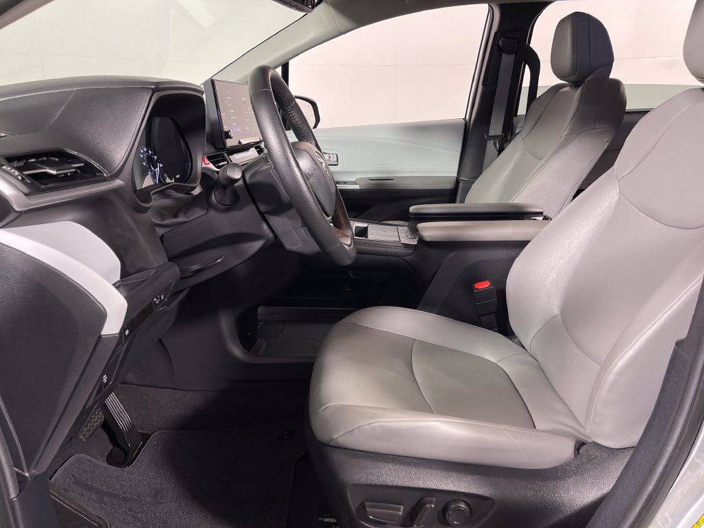 Certified 2025 Toyota Sienna XLE FWD image 12
