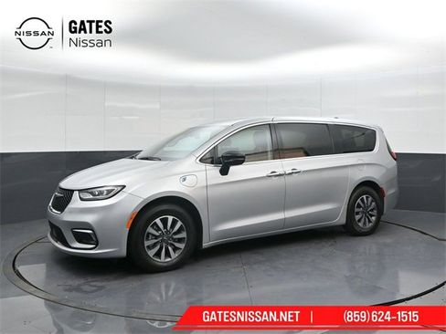 Used 2024 Chrysler Pacifica Select image 7