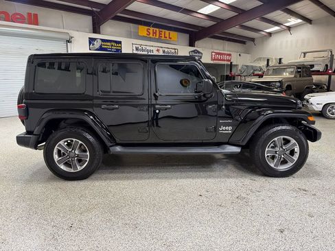 Used 2019 Jeep Wrangler Unlimited Sahara AWD/4WD image 9
