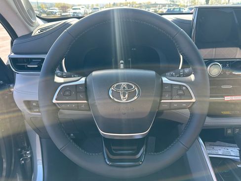 New 2026 Toyota Highlander Platinum image 20