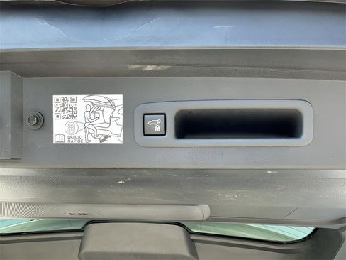 Used 2021 Toyota Sienna Platinum image 26