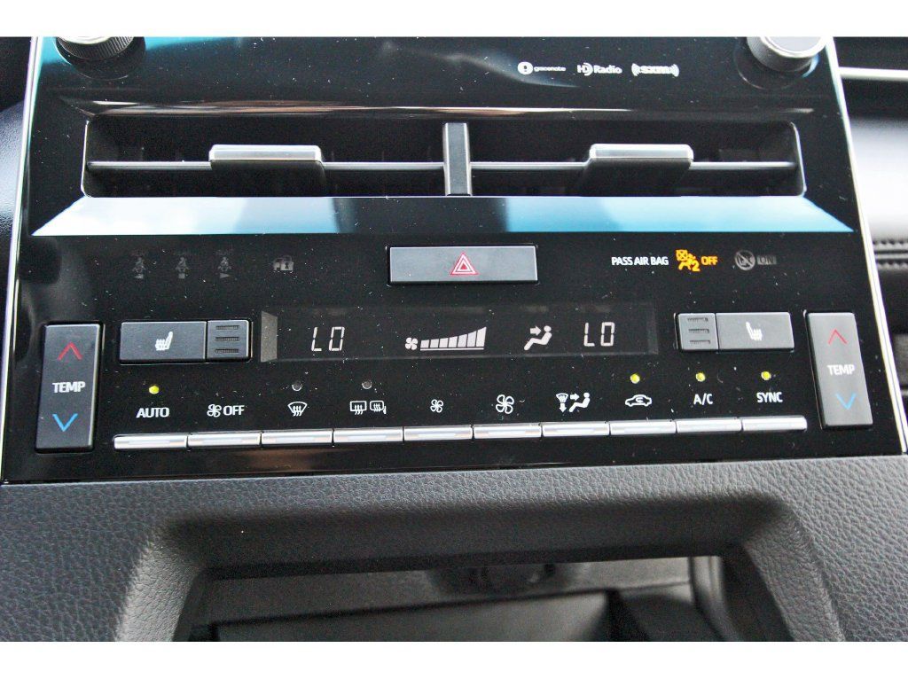 Used 2022 Toyota Avalon XLE FWD image 17