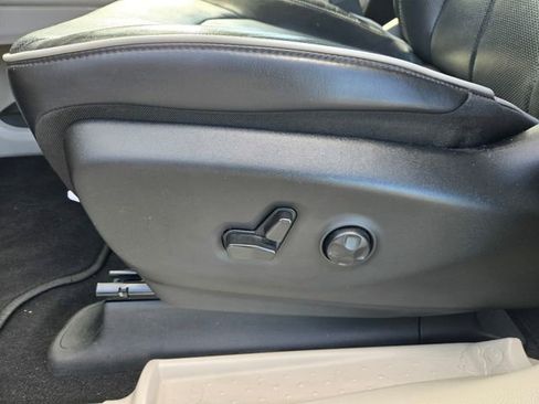 Used 2023 Chrysler Pacifica Touring-L image 19