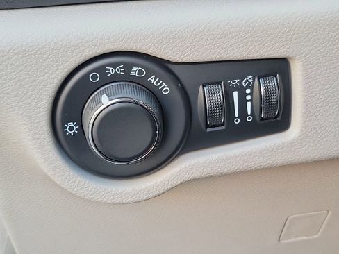 Used 2024 Chrysler Voyager LX image 13