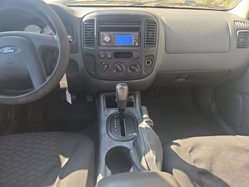 Used 2005 Ford Escape XLS image 10